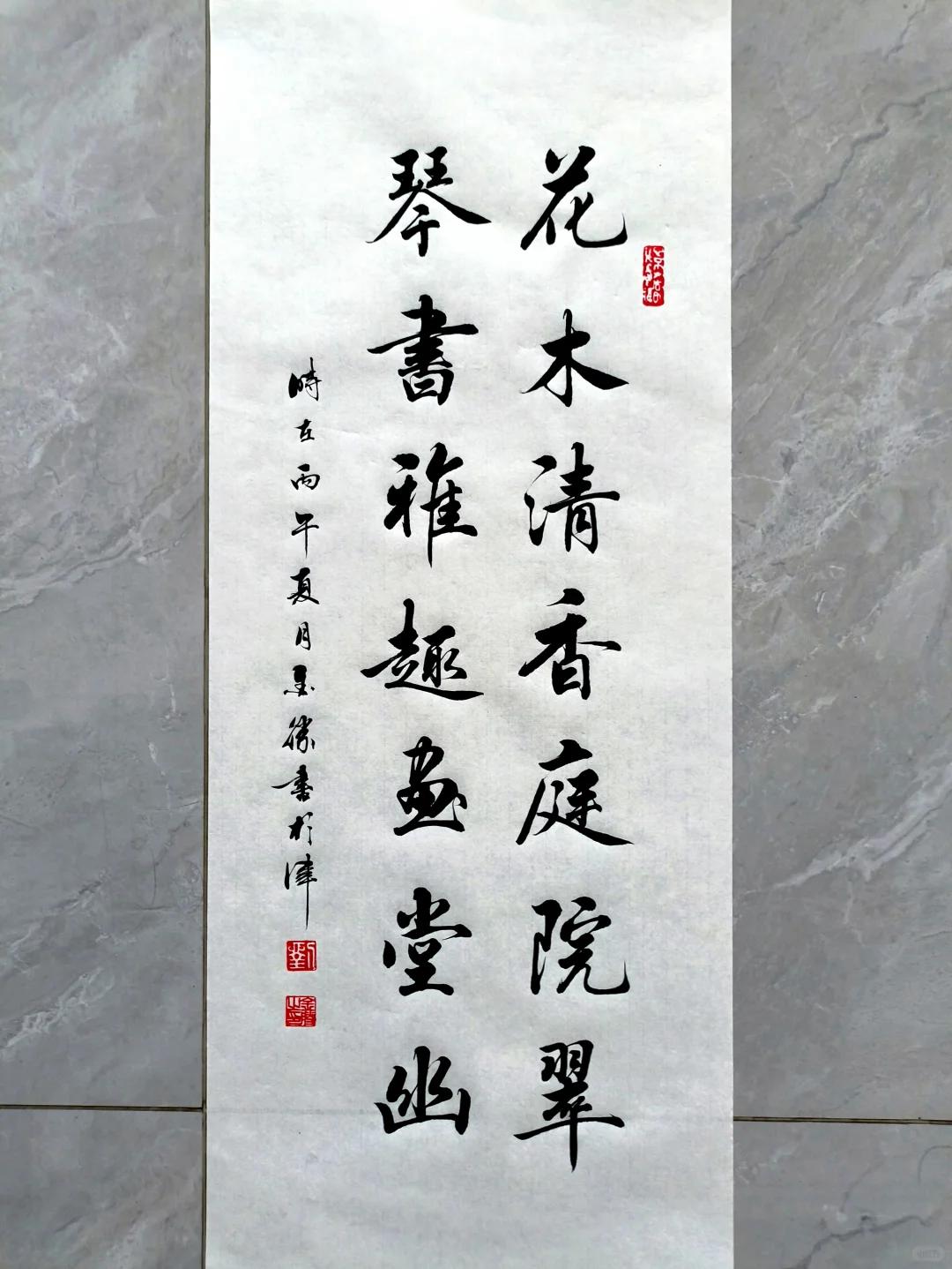 庭院草木葱茏青翠，花草散发淡雅清香，一派生机盎然的庭院景致；
抚琴、读书蕴藏高雅