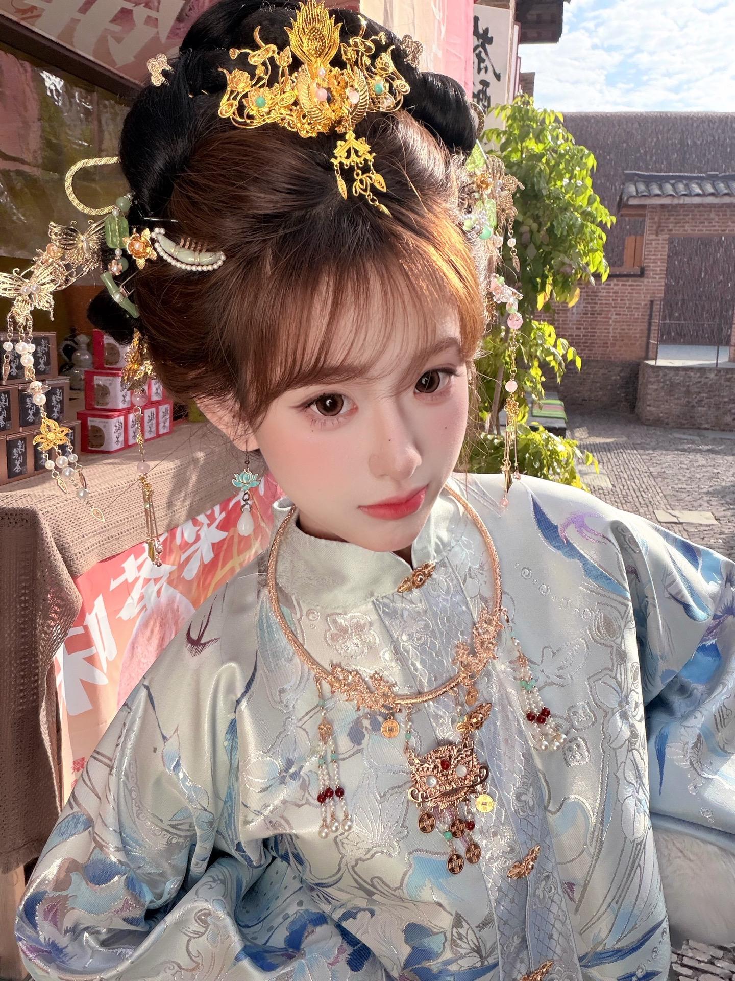 山之高 月初小 何皎皎