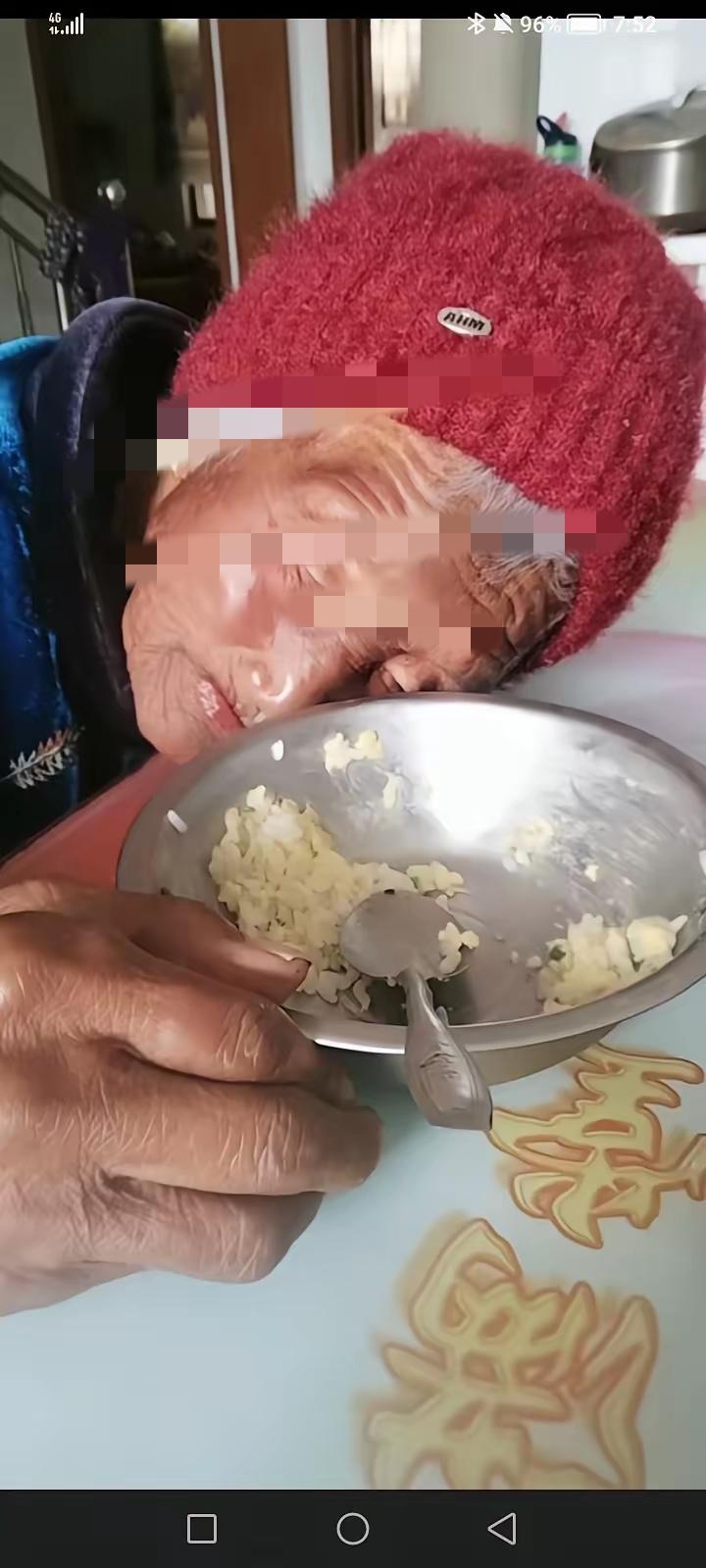 人生无常，珍惜当下

这位母亲正在吃饭，一碗米饭快吃完时，突然趴在桌子上，一动不