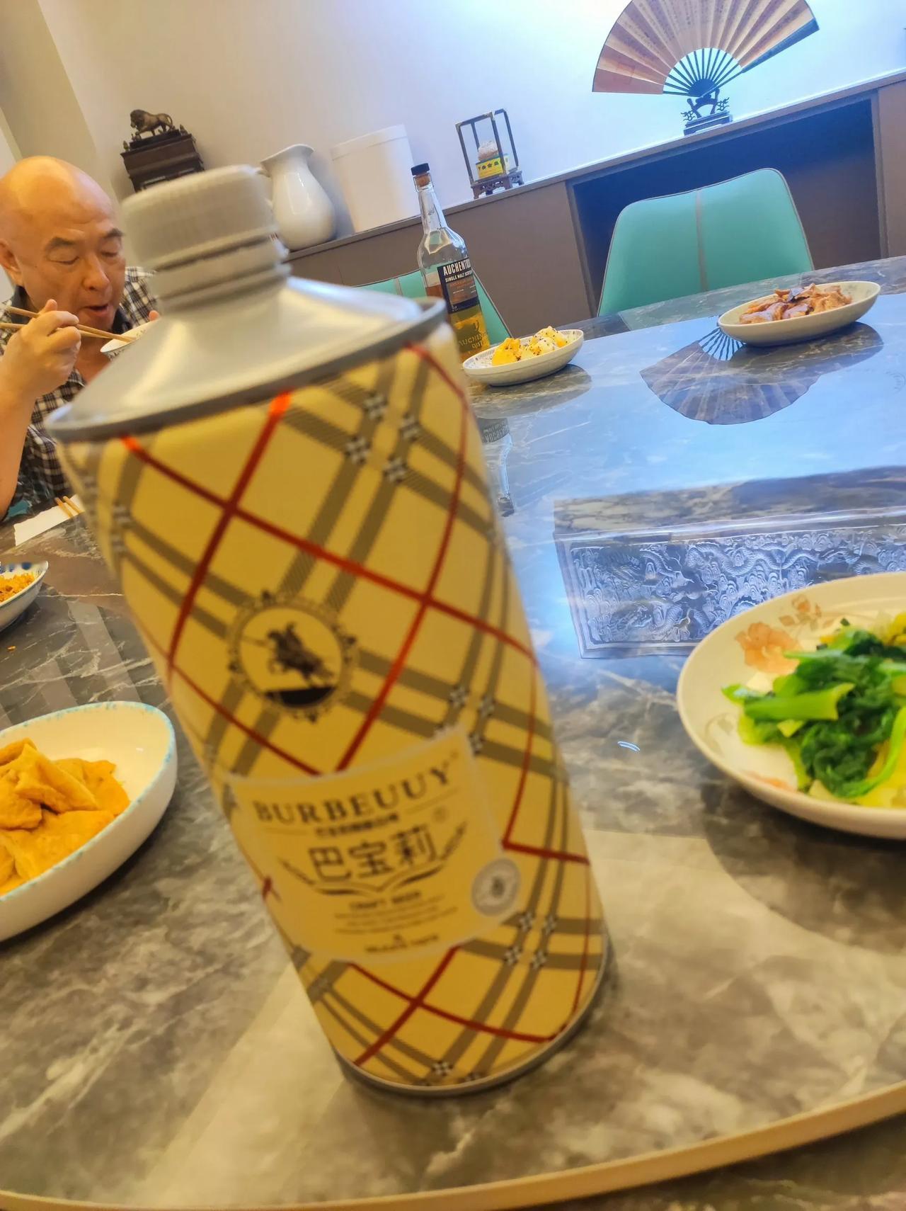 巴宝莉burbeuuy，粗粗看logo也对，还以为是Burberry，跨界做的啤