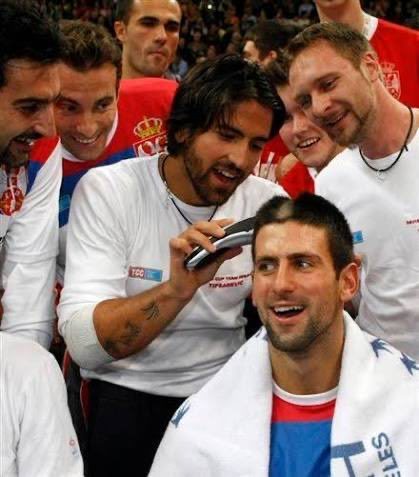 经典名画：2010年塞尔维亚队历史性地赢得戴维斯杯之后，德约科维奇和全队信守决赛