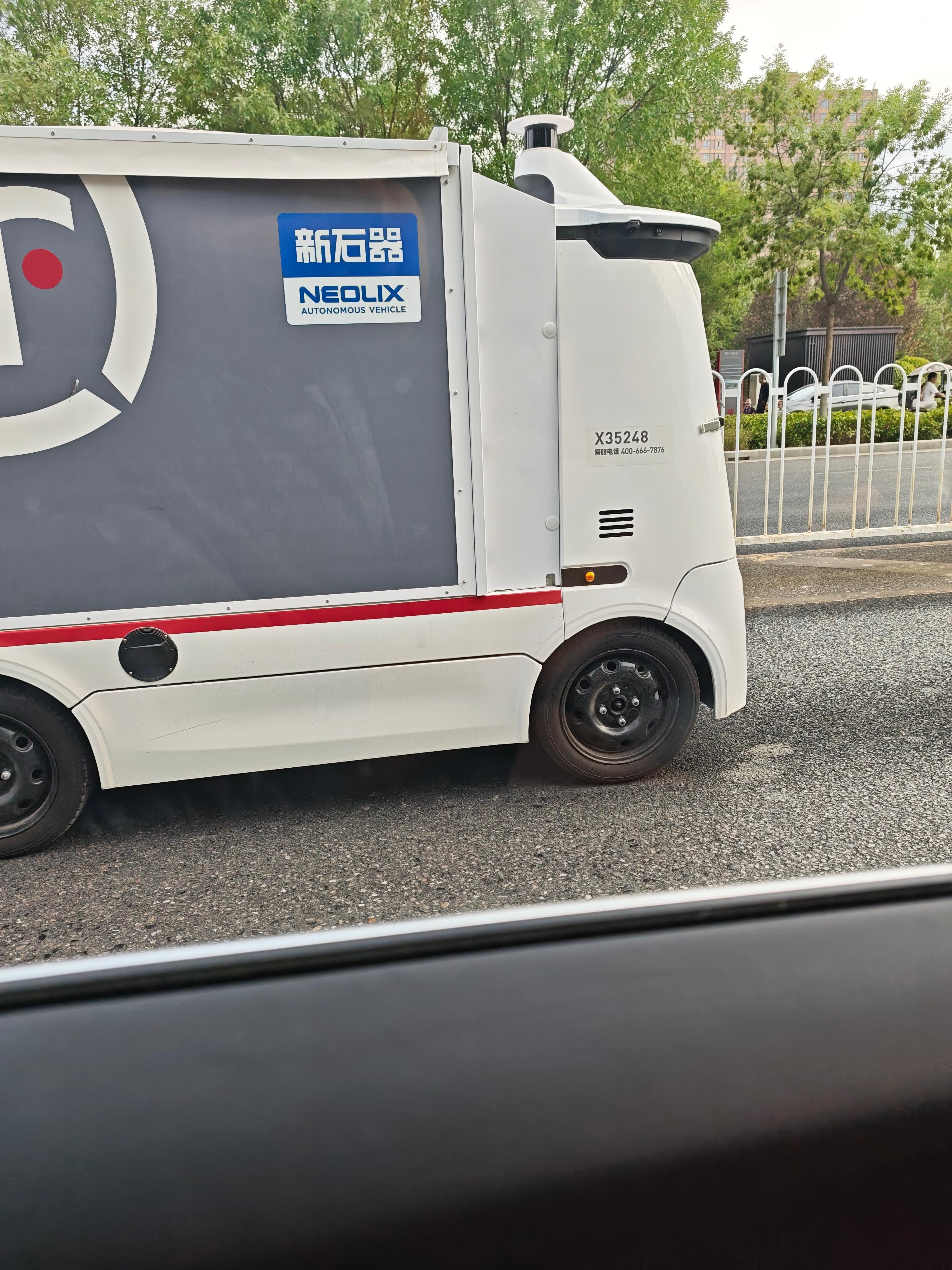 这玩意纯纯移动路障，还特别爱急刹 ​​​