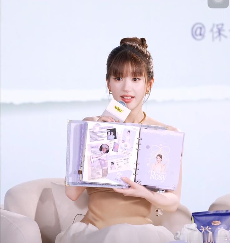 赵露思自由点新品发布会 手账环节我直接哭到工作人员给我递纸，谢谢工作人员小姐姐呜