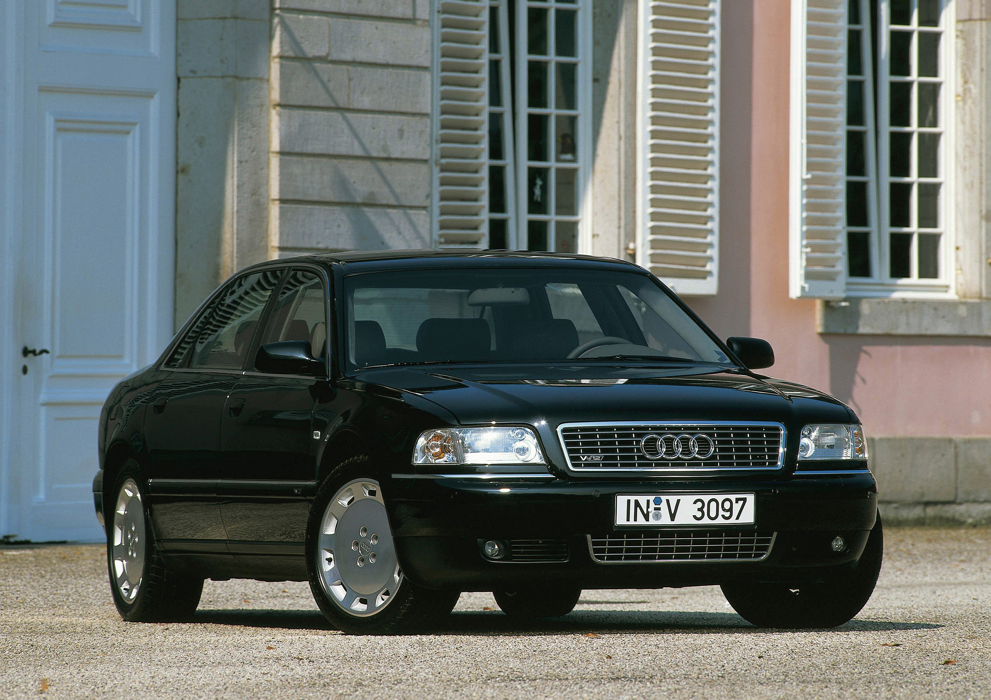 Audi A8奥迪 感受一下初代奥迪A8的颜值，现在很多年轻车迷应该都不知道这车