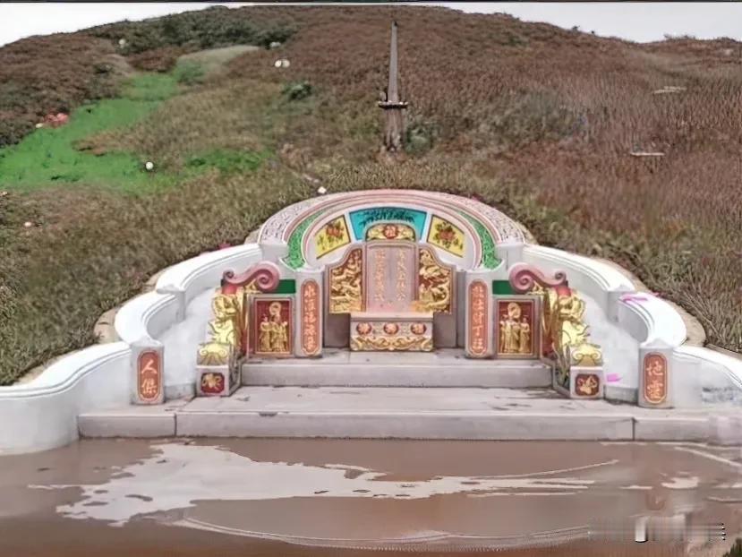 山上发现一座祖坟，封土堆上还一条大石剑，传说是实当年是天神石敢用过的，十分神奇，