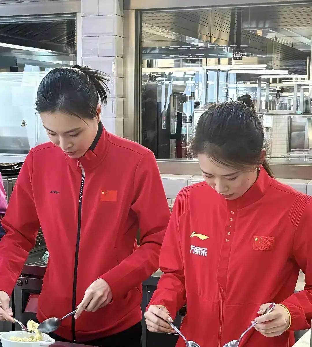 全红婵没去澳门，跳水队五块奥运金牌都在，独缺她。
 
小姑娘穿件粉卫衣录视频，嗓