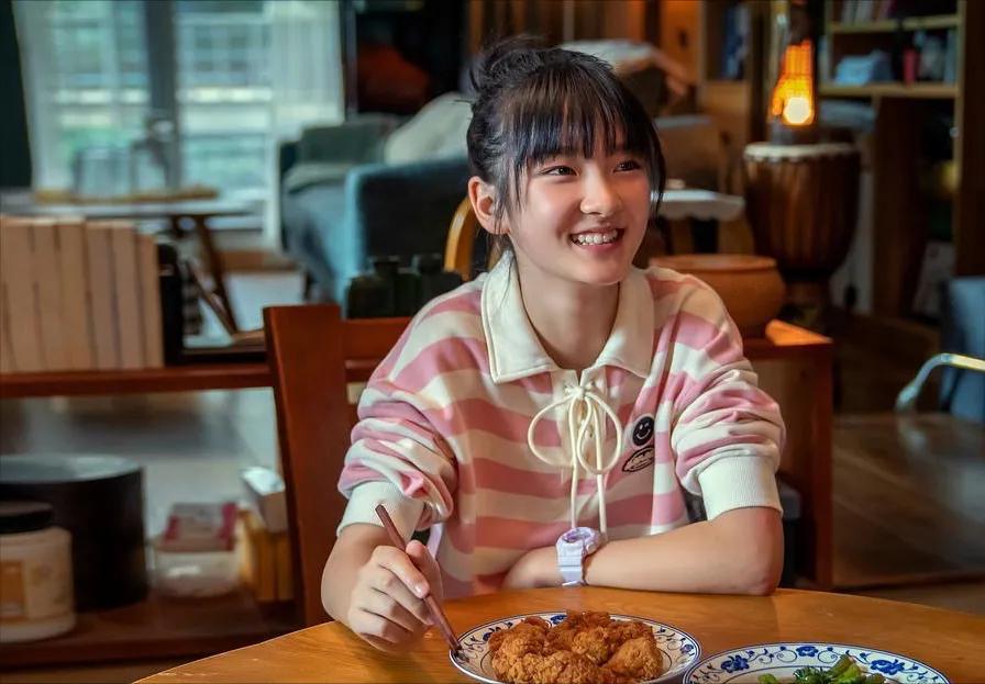 演完雷佳音的女儿，又演张钧蜜的女儿，13岁的她又凭演技惊艳出圈 ​​​