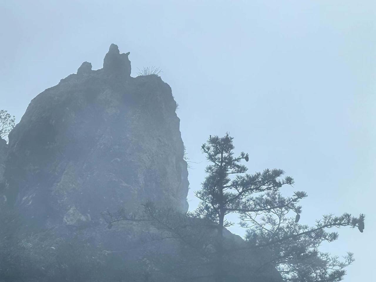 雾锁仙观老君山，
云封绝顶兜率宫……