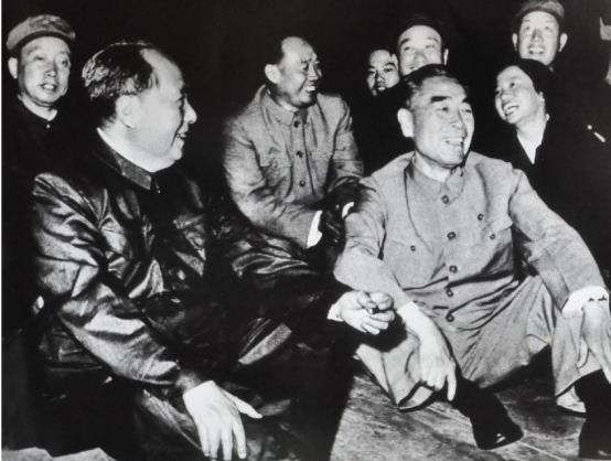 毛主席和周总理感情有多深厚？毛主席去看晚会，发现周总理还没到，就在门口等着他。