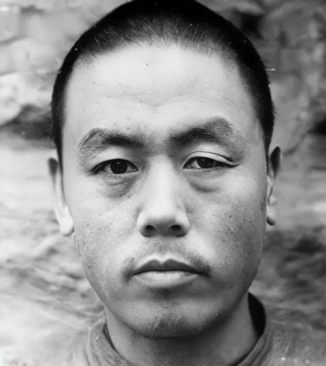 1955年，农民杨大发和妻子吵架，争吵中，妻子突然大喊：“你再说，我把你的黑历史