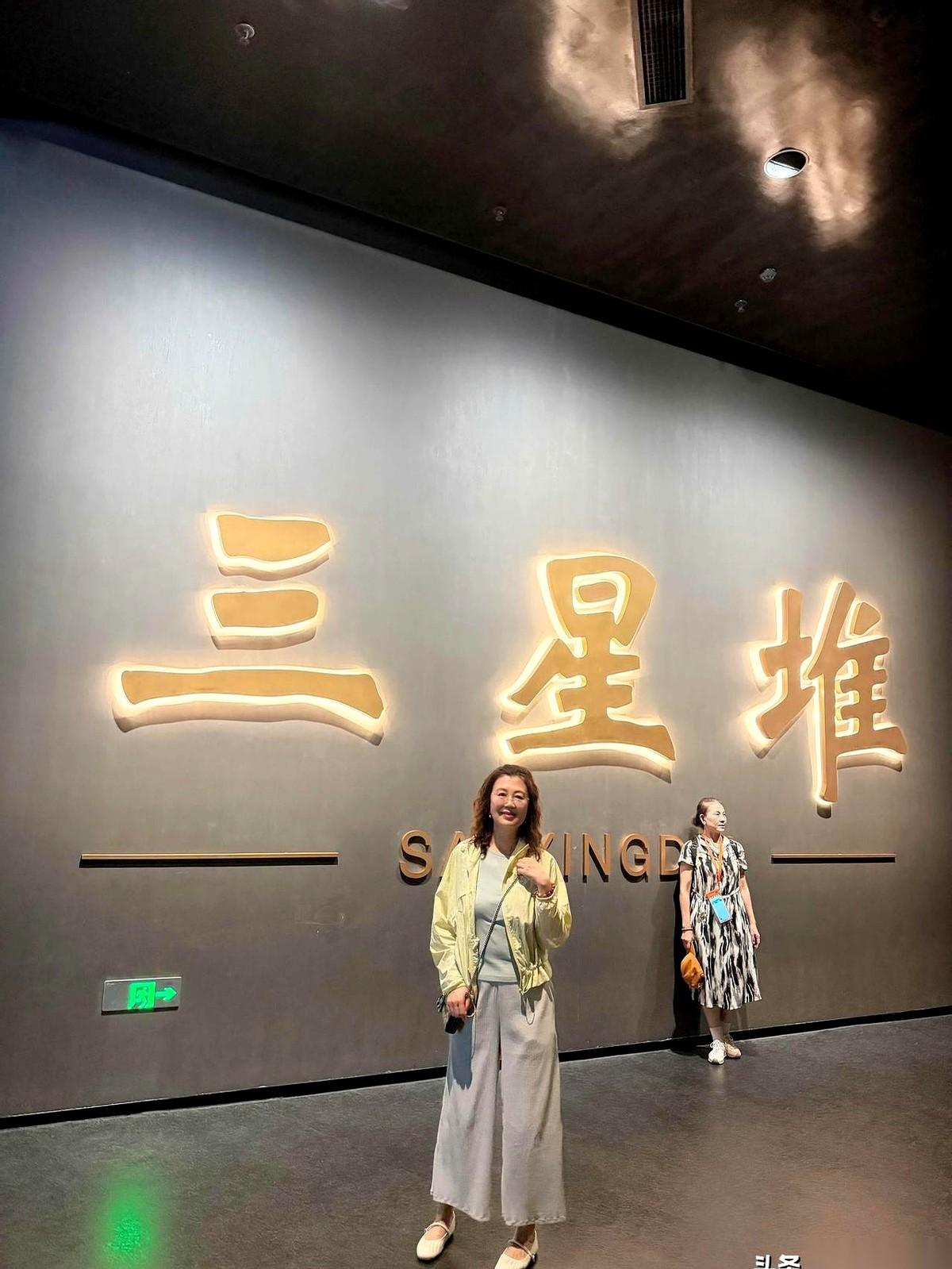 当你真真实实地站在三星堆博物馆的展柜前，隔着不到半米的玻璃，死死盯着那些青铜器时