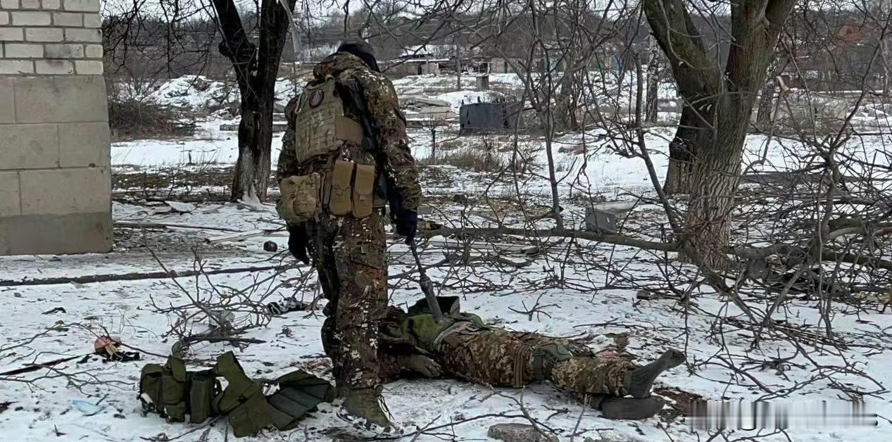 乌克兰各军兵种为了完成总部的绩效考核，乌克兰士兵们继续在前线清点每天的战斗业绩，