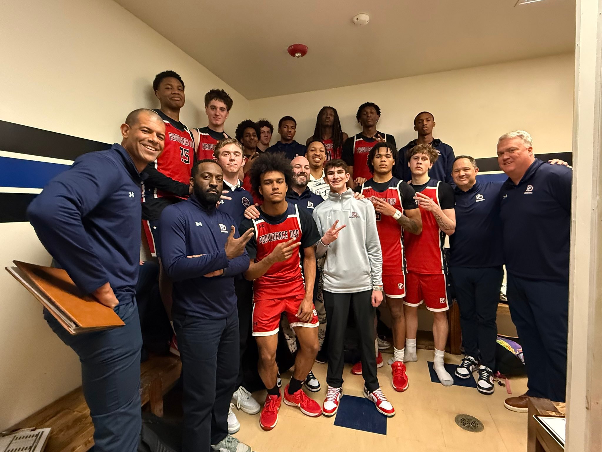 现在能看到囧人的地方就是Zeke的学校赢球之后，Zeke你加油啊 