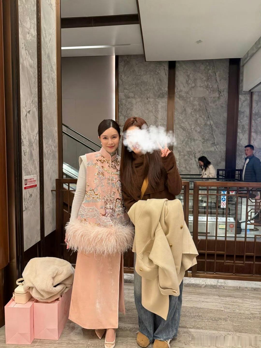 文咏珊产后首露面文咏珊参加霸王茶姬创始人婚礼文咏珊产后首露面，还是那么美！ 