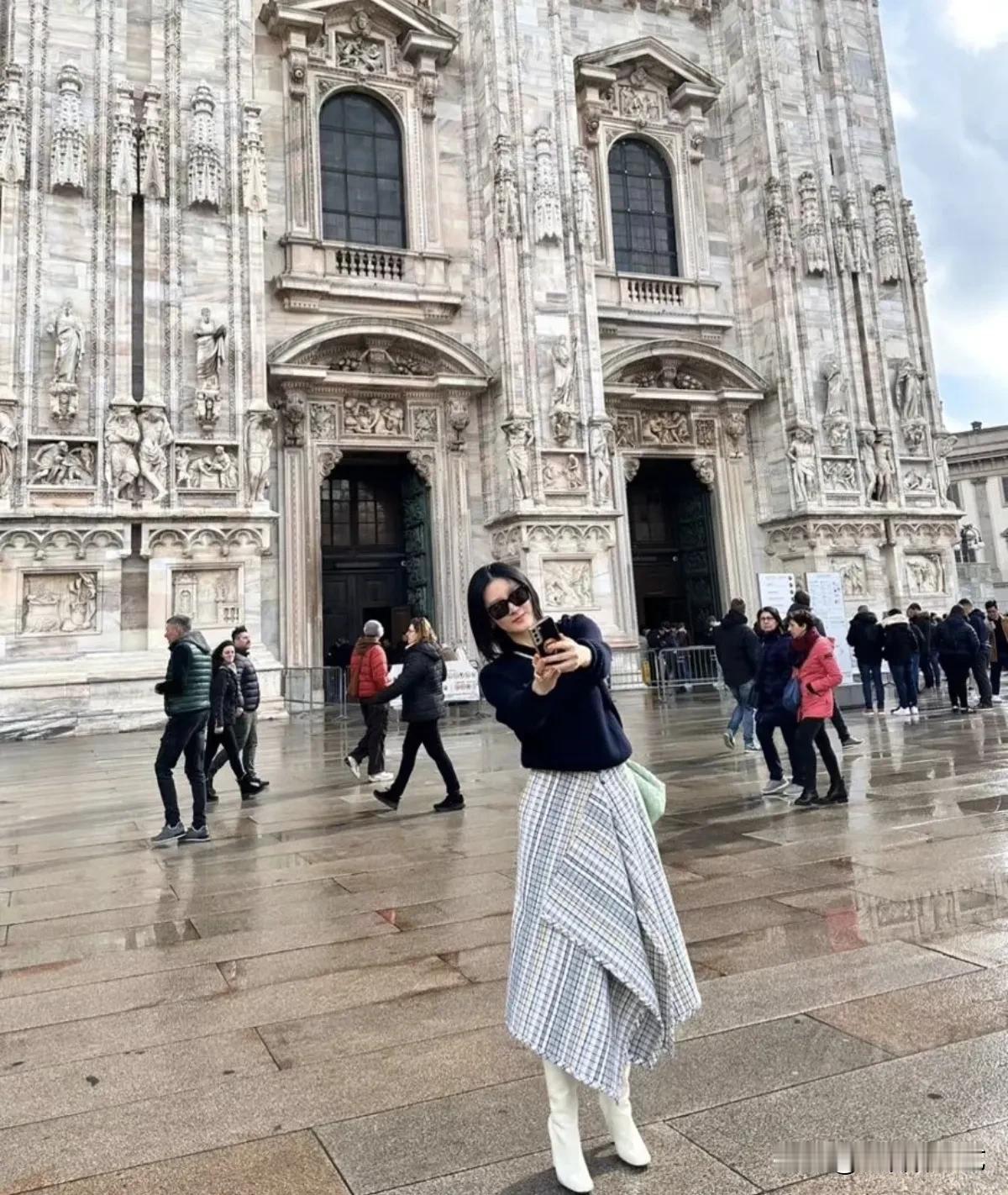 29日，演员李英爱通过自己的Instagram上传了多张认证照片。公开的照片中，