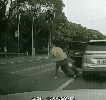 这男的当着孩子的面暴打老婆，真不知道怎么想的，到底发生了什么事情非得这么做吗？拘