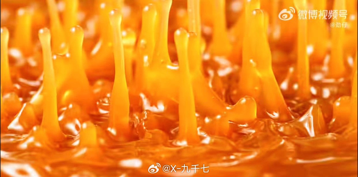 劲仔品牌全球代言人  今天的官宣TVC里状态满分的王俊凯！清爽白T搭配牛仔外套，