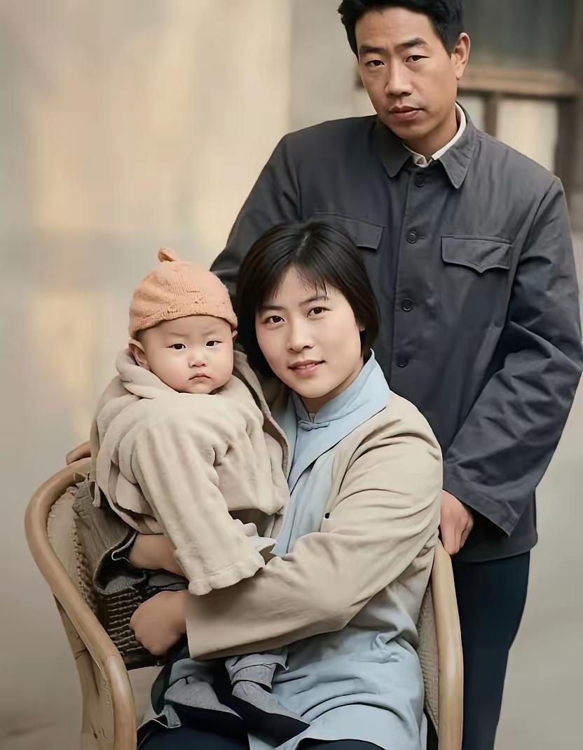 这是贾平凹与前妻及女儿的一张合影。贾平凹抄袭 仿家浅浅的诗 贾平凹老婆