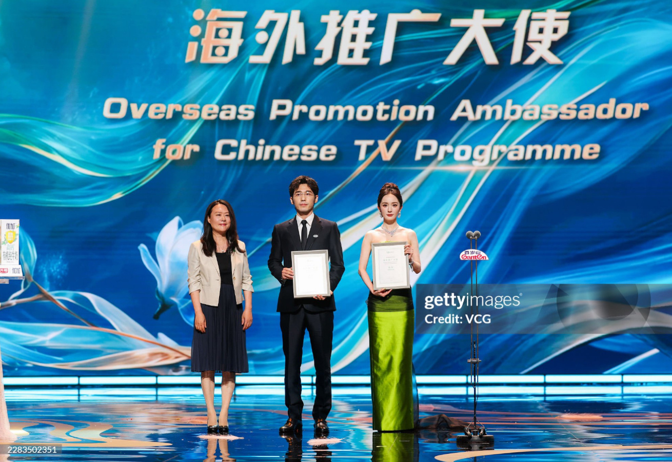 杨幂 ｜第31届白玉兰奖颁奖典礼G社用镜头记录了中国电视节目海外推广大使杨幂在台