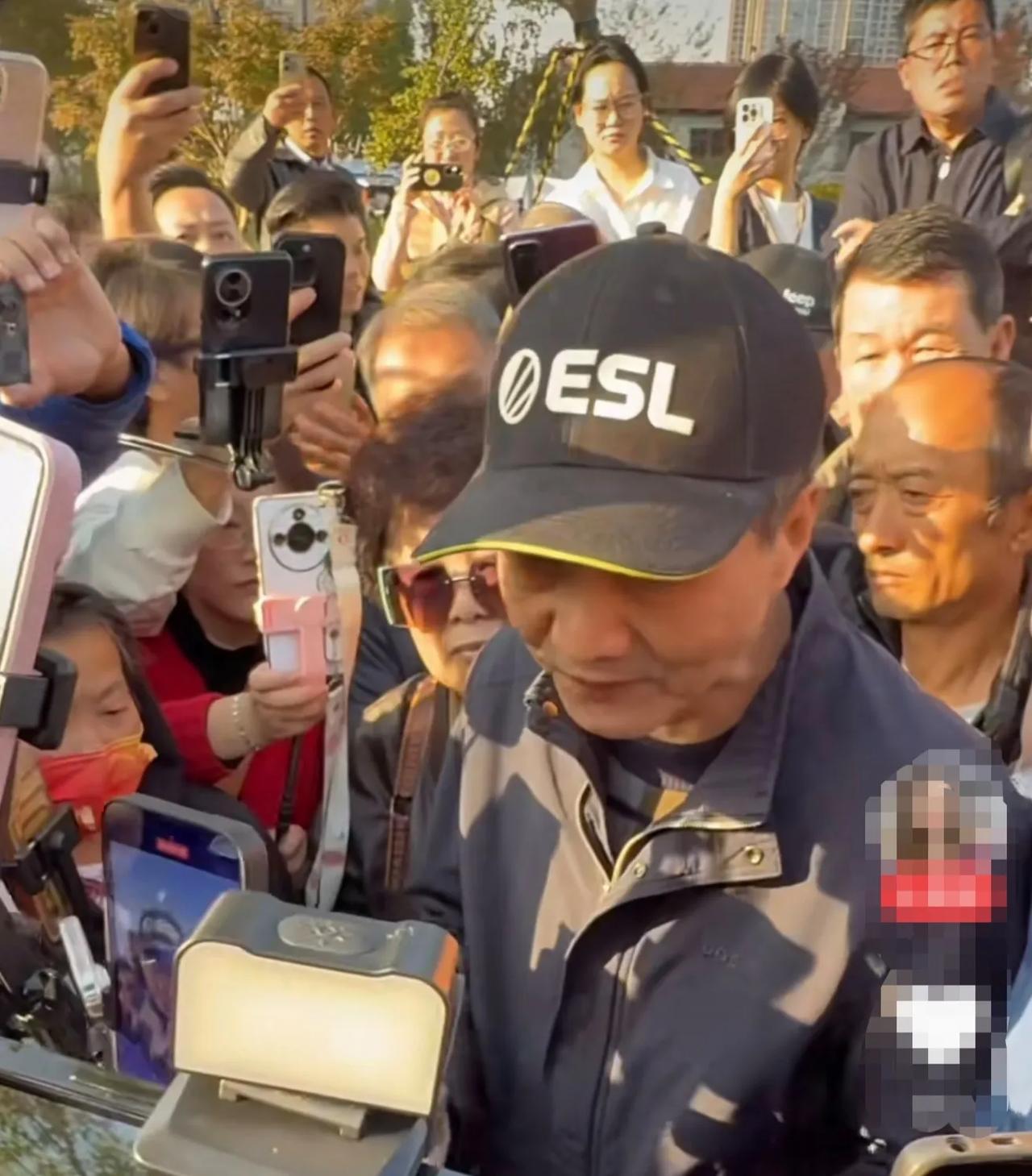 又开始吹牛了！上海爷叔自称股市吹哨人，不需要2亿股民感谢他。
上海爷叔最新发声，