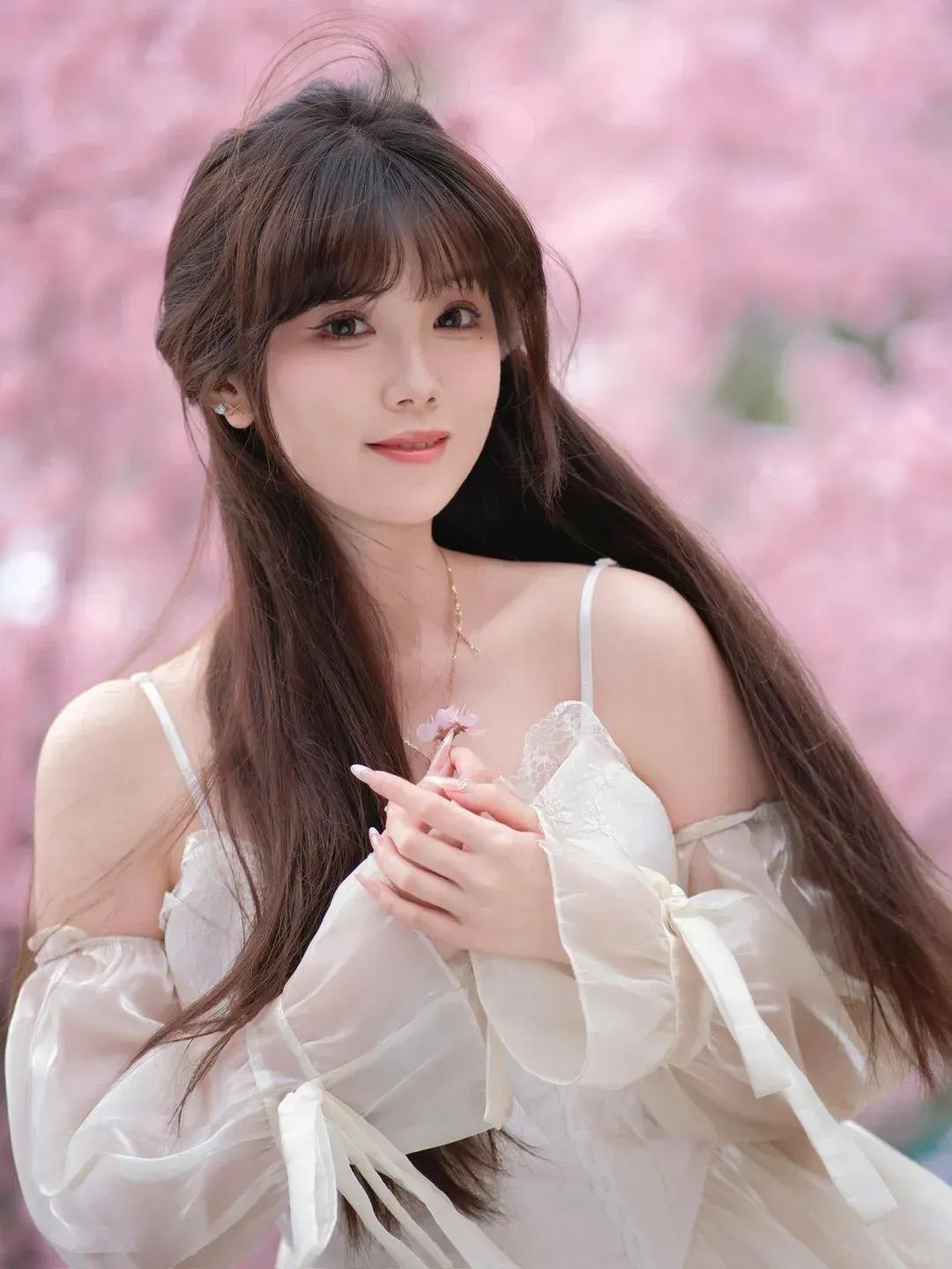 分享甜美小姐姐随手拍风里已经有了夏天的味道分享唯美的美照