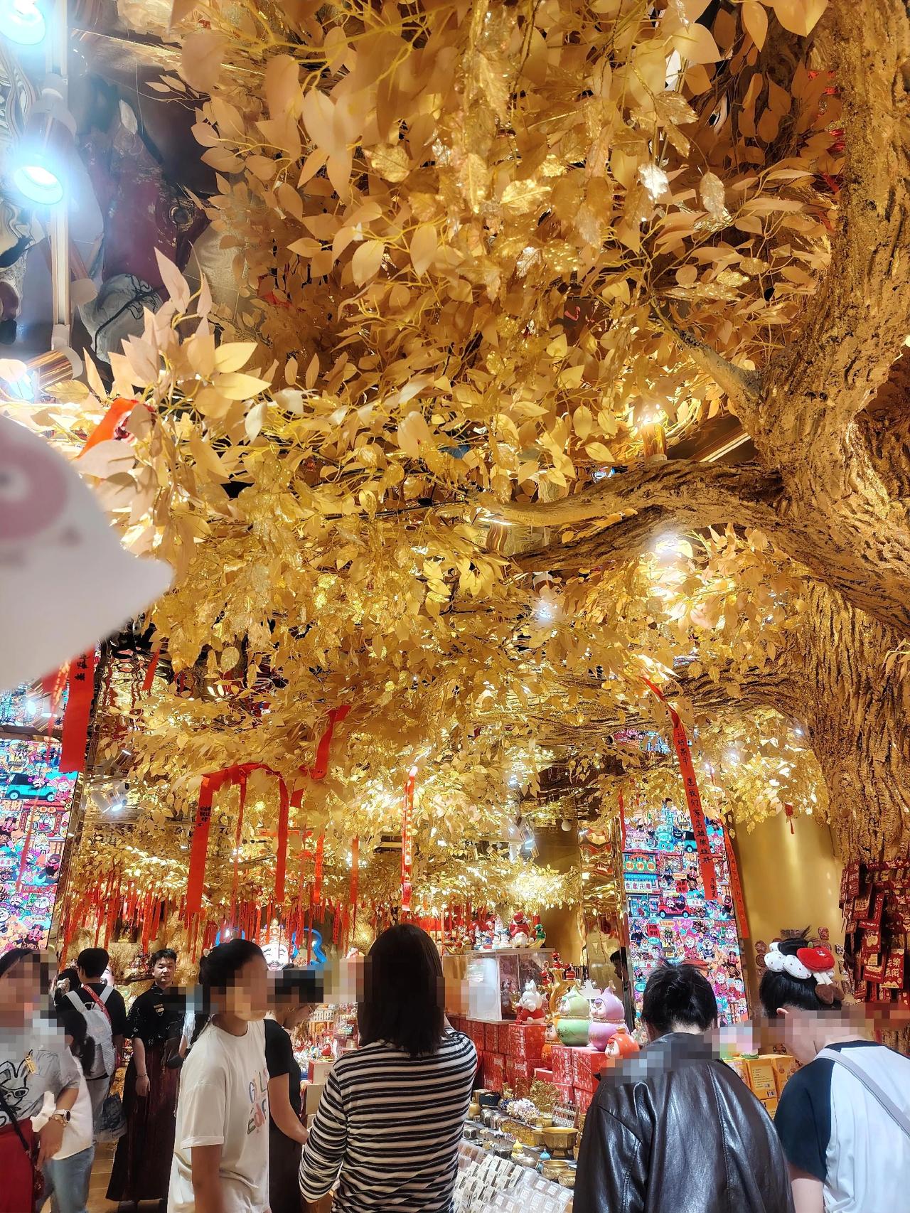 你看一个男人有没有钱，

你就看一下他用的什么样的手机。

如果他用的是苹果最新