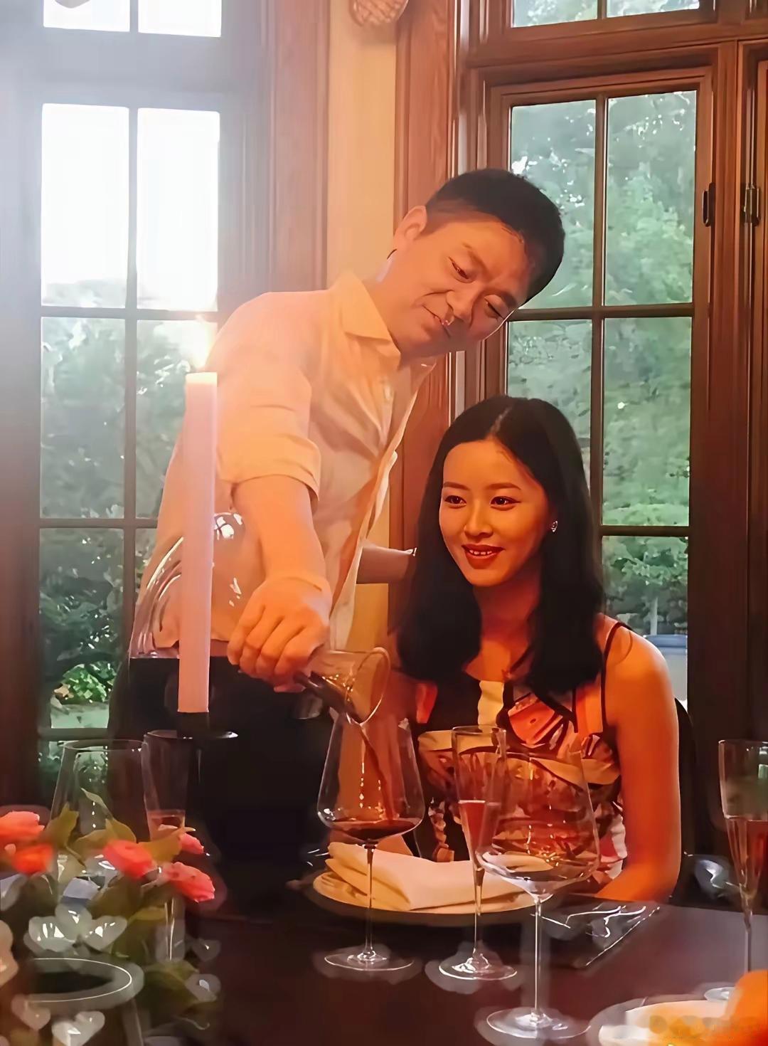 刘强东和奶茶妹最近又晒了一张合照，看着很是恩爱，可网友质疑摆拍，各怀各的心思，强