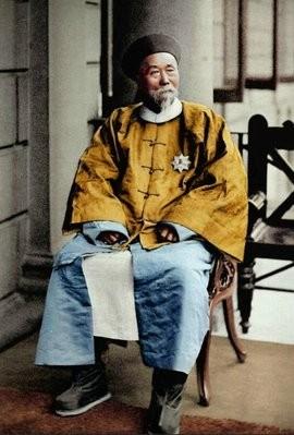 1870年，李鸿章调为直隶总督，他大哥李瀚章接任。哥俩刚一碰面，幕僚们便赶过来，