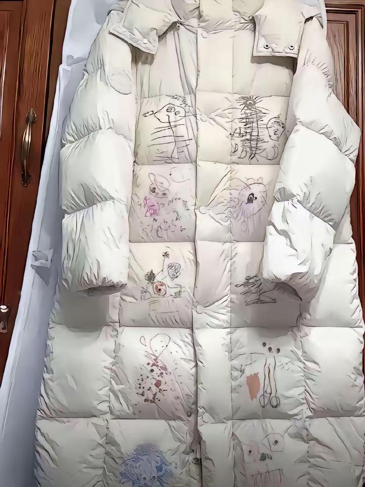 造孽啊！1800多块钱新买的羽绒服啊！一不留神就被小臭崽子这样嚯嚯了！友友们谁能