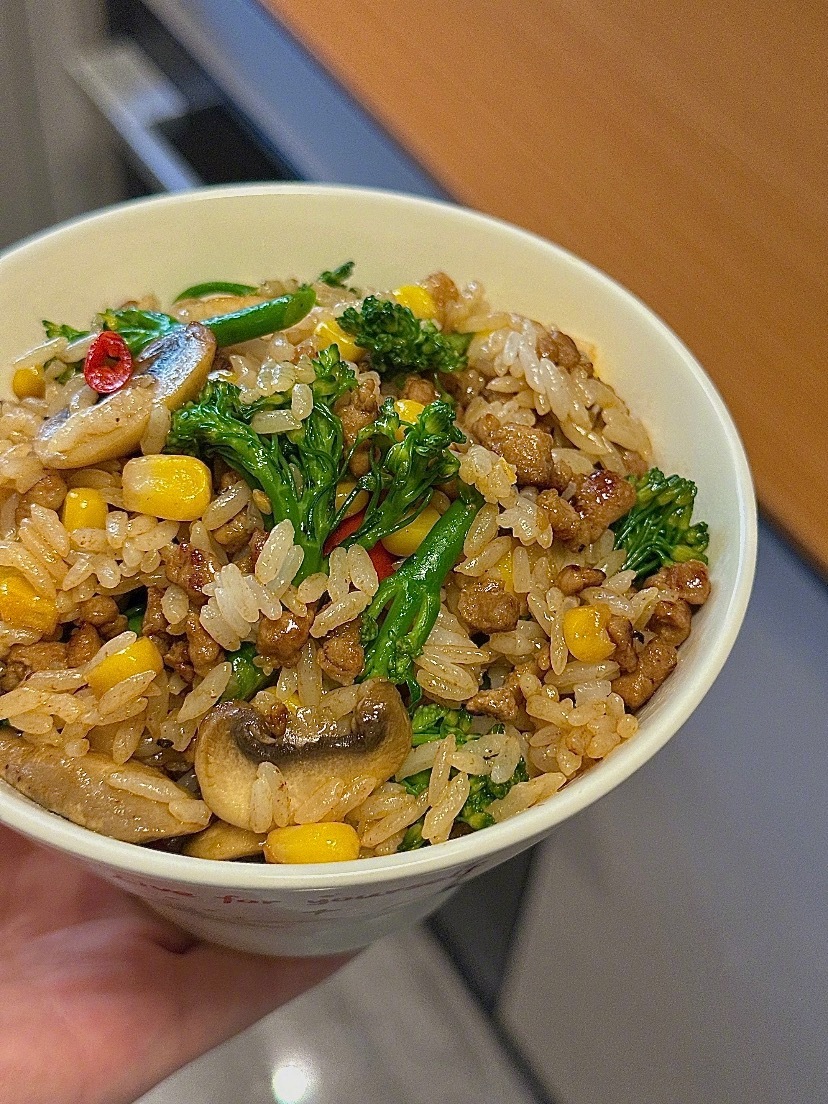 一人食｜肉沫西兰苔口蘑炒饭 🍚真的被这碗饭香哭了！肉沫炒得焦香焦香的，一点都不