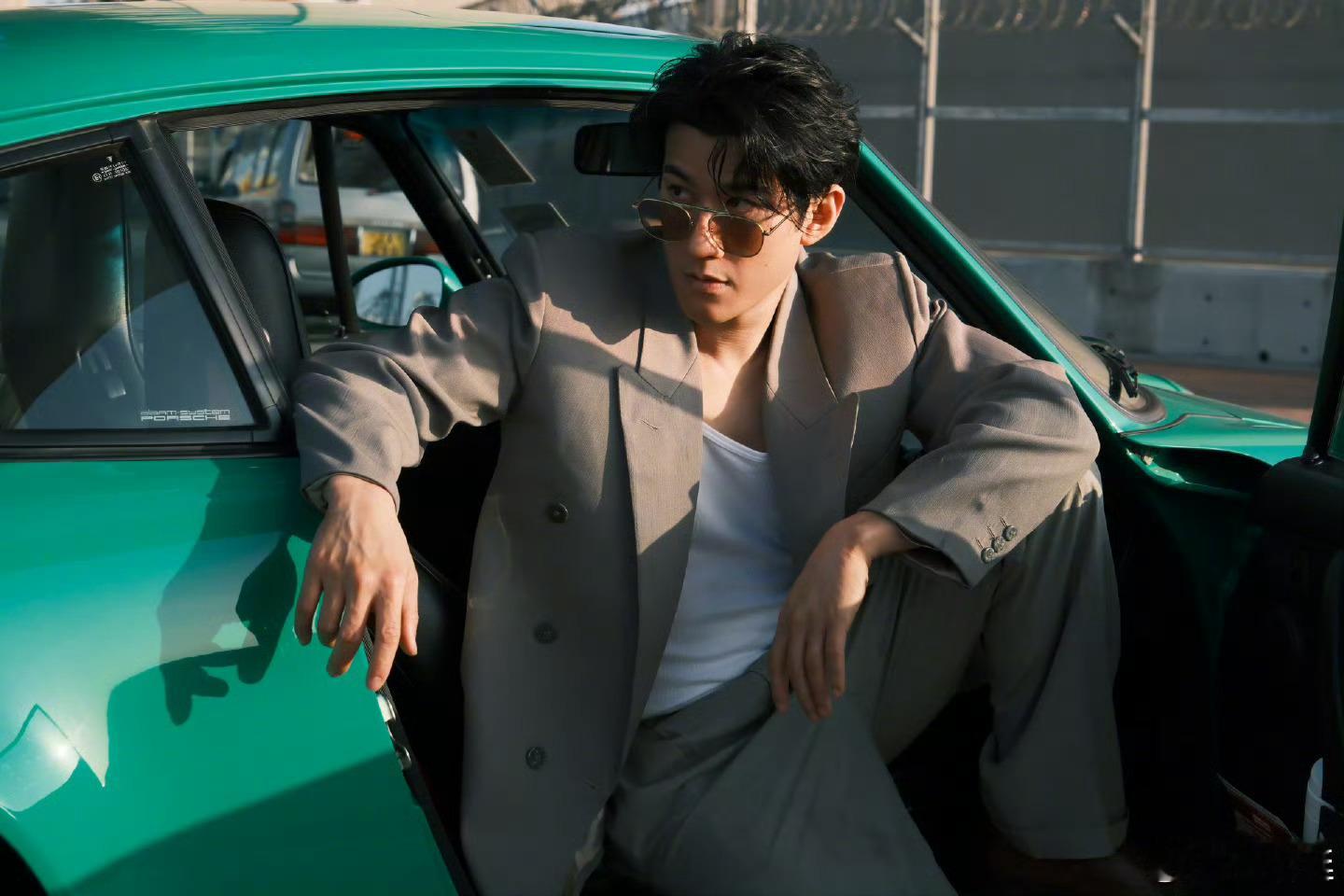 上次跟李治廷 聊天，我问他平时开什么车，他说911，我以为是992，万万那没想到