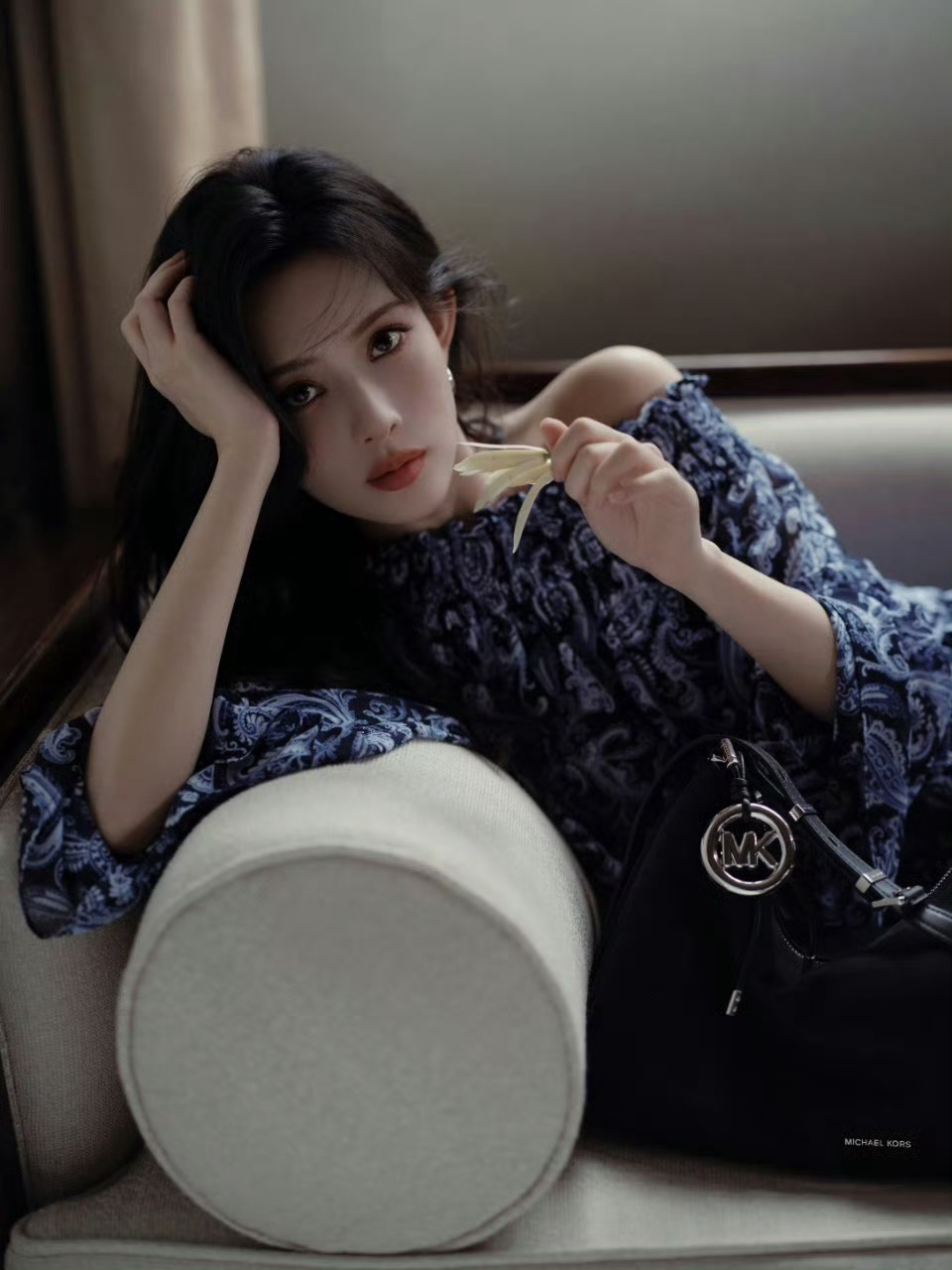 孟子义拿白兰花这张图熟女魅力你们懂吗啊啊啊 ​​​