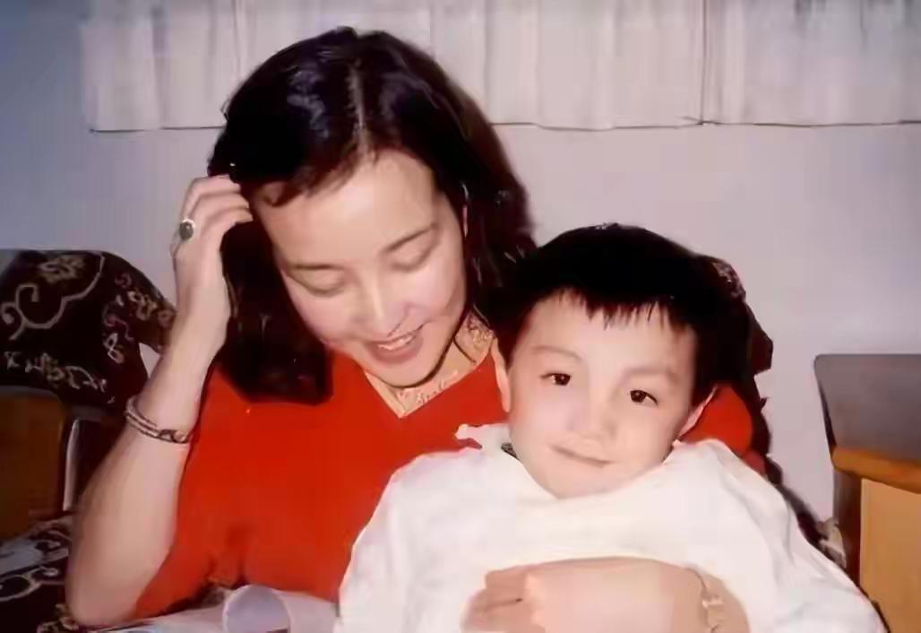 刘晓庆的侄子真是“傻”到家了！为以前的事低头认错会掉块肉啊？竟然毫不掩饰说刘晓庆