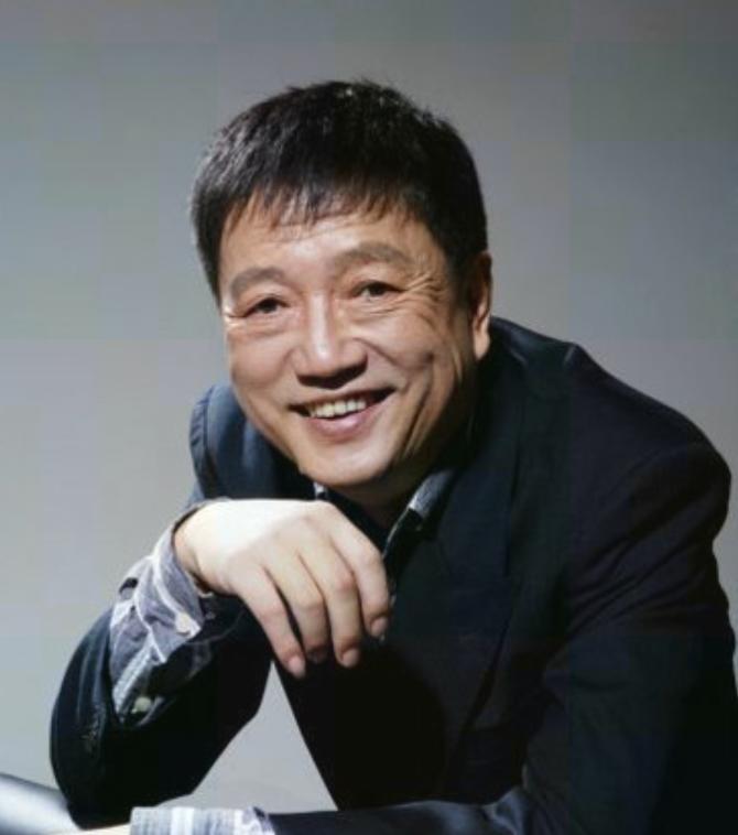15岁在电子厂拧螺丝，37岁才第一次上荧幕，72岁走了。

秦焰这辈子不像演员的