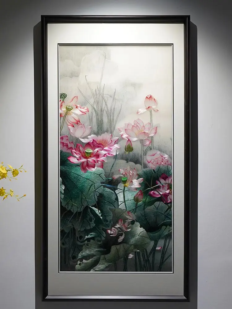 丝缕晕开水墨荷，一池清韵静安家 柔丝铺一池水墨清荷，走线分芙蕖嫣然、翠...
