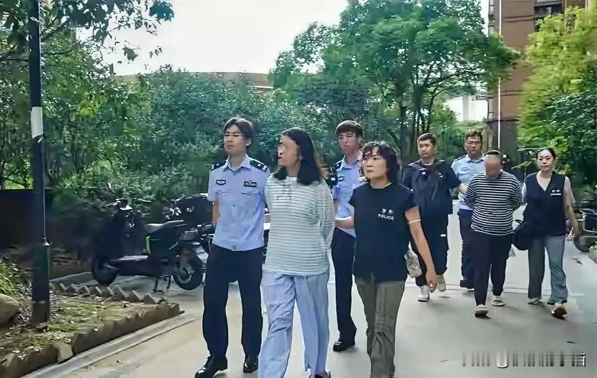 警惕“职业闭店人”：收割的不只是课时费，更是行业信任
 
前脚续费，后脚闭店。顾