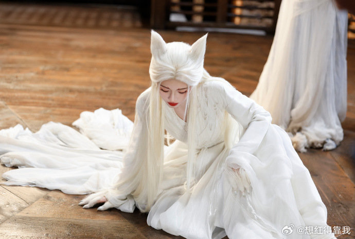 用热血漫的方式打开鞠婧祎鞠婧祎热血漫时候热血漫照进现实了。鞠婧祎的露芜衣，美得锋