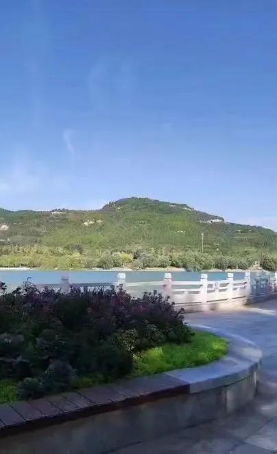 谁都不是傻子
有些话，不是不知道而是心知肚明，
却都在装糊涂。
你以为就你聪明啥