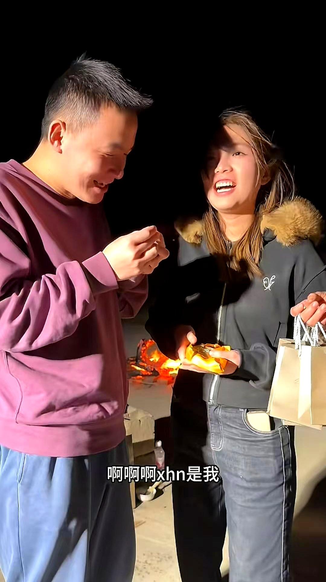 亲妈后妈能一样吗？
 

他爸带着小娇妻去南京给浩男过生日，孩子脸上是礼貌的疏离