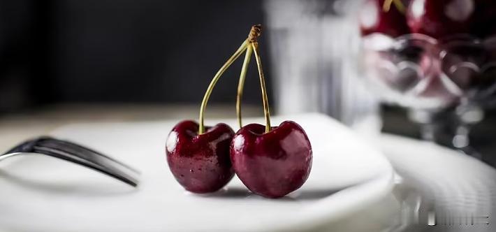 车厘子，又称为樱桃，是一种受欢迎的水果。在英语中，‘车厘子’通常被翻译为‘che