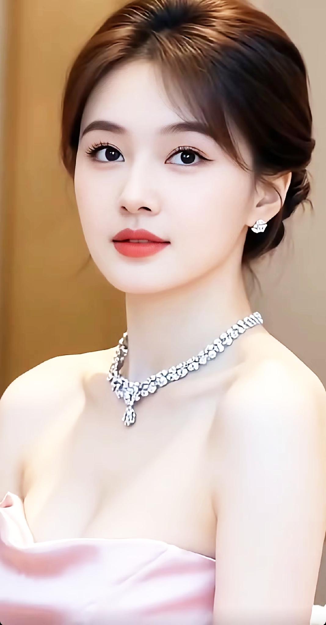优雅气质，珠宝闪耀，粉色礼服，完美妆容，女神范儿十足！💄✨👗💎