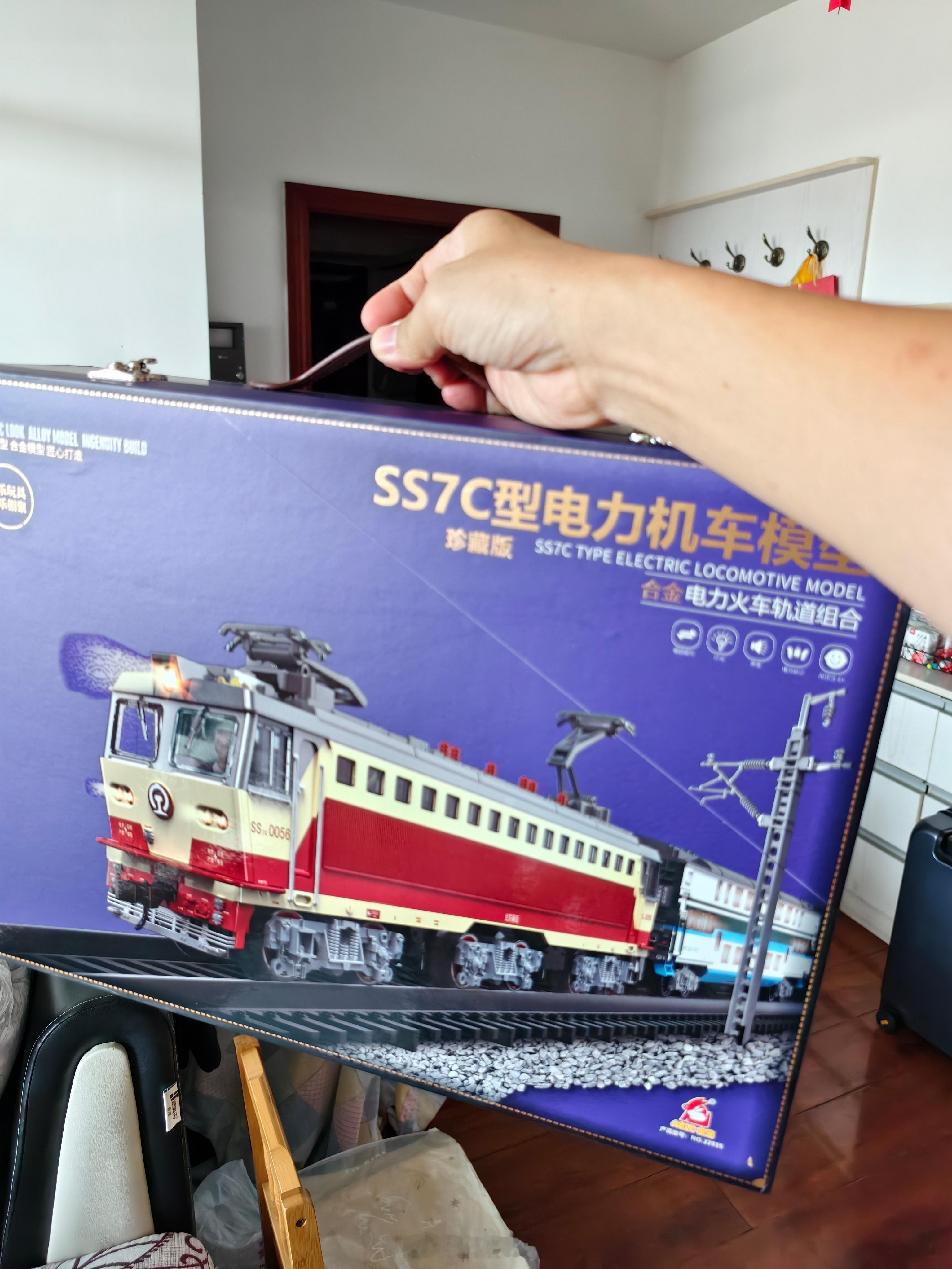 现在的儿童玩具做的真精致，连电力机车顶部的受电弓都可以动，细节相当丰富[耶] ​