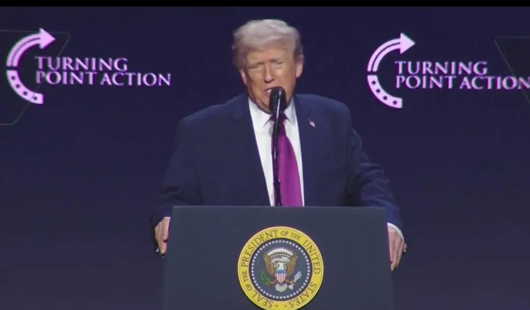 北京时间4月18日，特朗普一如既往自信满满。面对一众记者和观众，他话语中透露着对