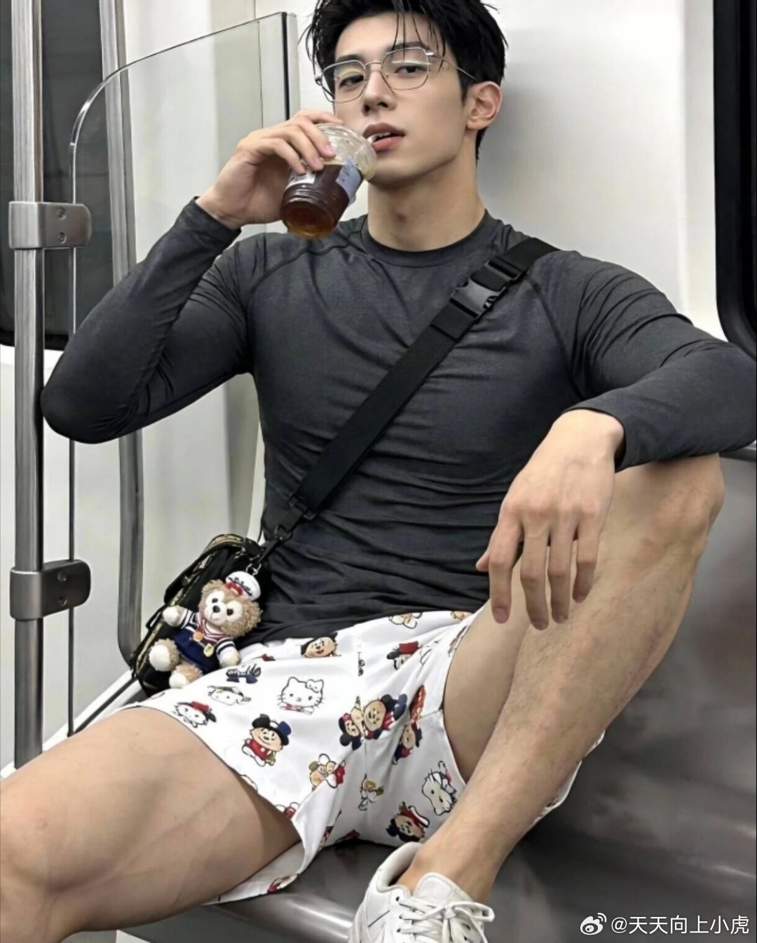 遇到这样的地铁帅哥，谁不犯迷糊？成年后的每一次慷慨，都是在宴请儿时窘迫的自己。 