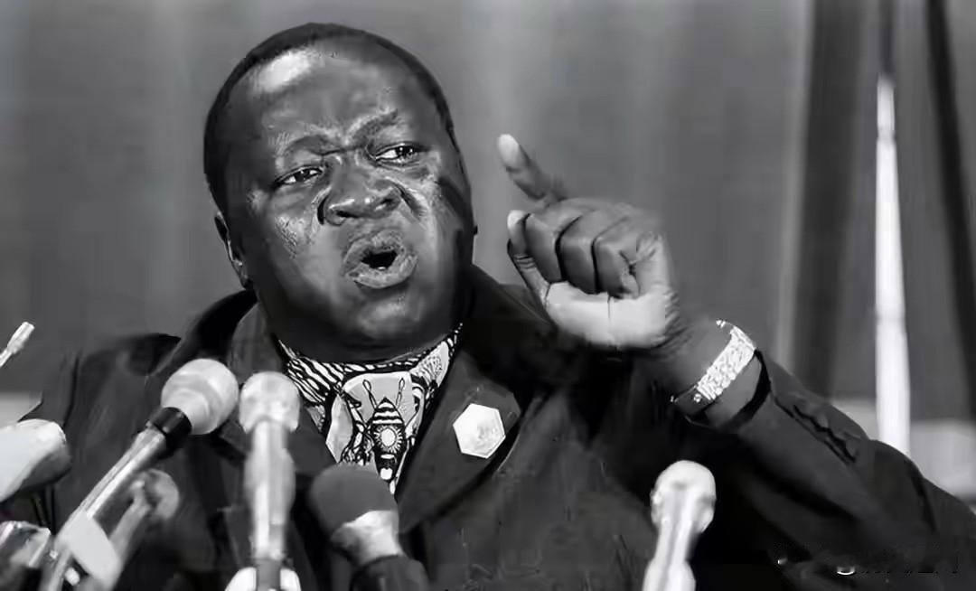 1975年乌干达的街头，警察拿着剪刀四处巡逻，见到穿短裙的女人就上前剪掉裙摆——