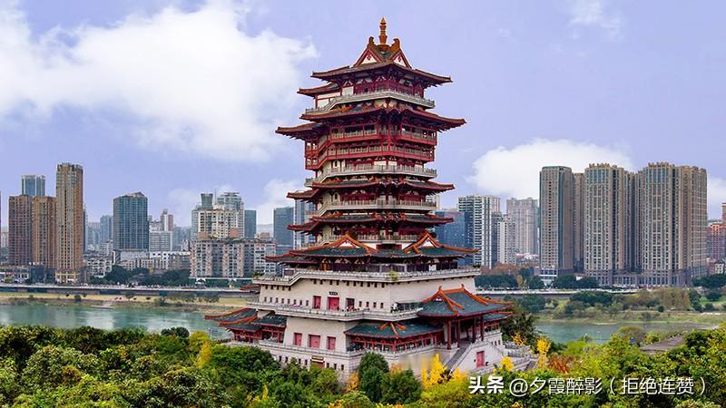 涪江，缓缓穿城。
一汪碧水，养一城温柔。
 
越王楼，临江而立。
看尽唐宋风月，