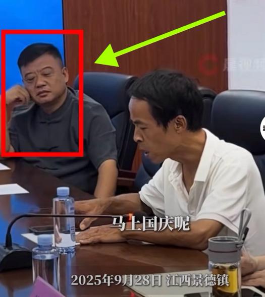 不知道大家发现没？
鸡排哥，这个人不简单
就是他明明是卖了多年鸡排的摊主，现在却