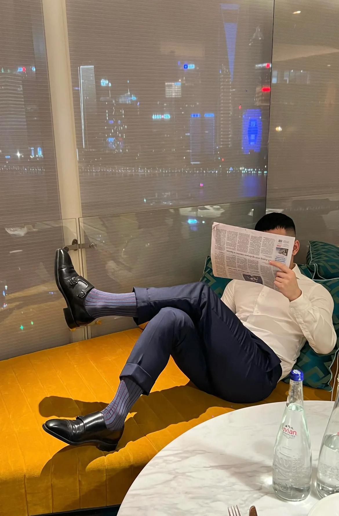 坐看窗外云卷云舒，静享阅读乐无边。