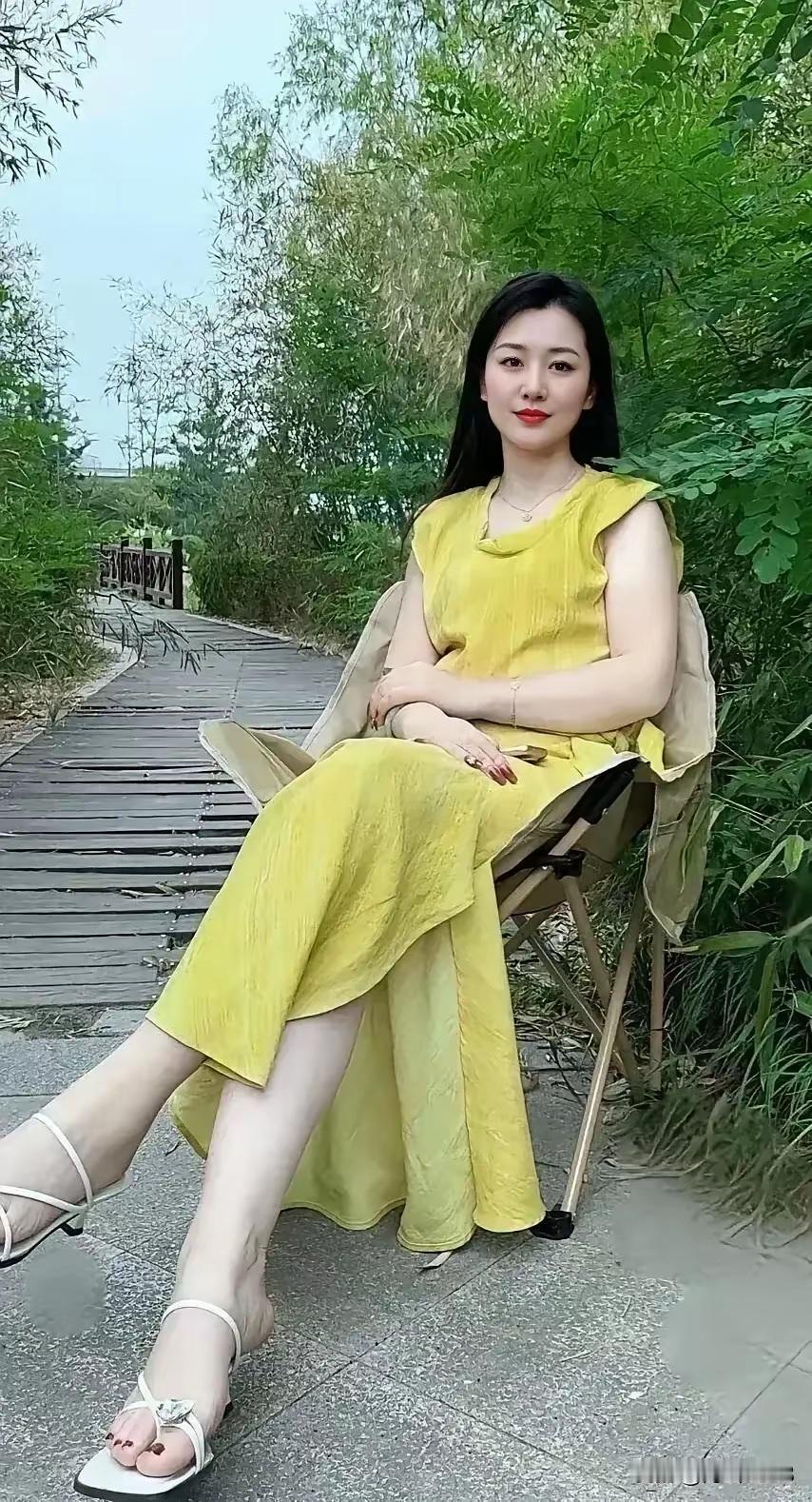 鹧鸪天·誓约

文/熏墨
天色暮暮映画楼，竹叶袅袅绕椅钩；
与卿对坐谈今古，共话