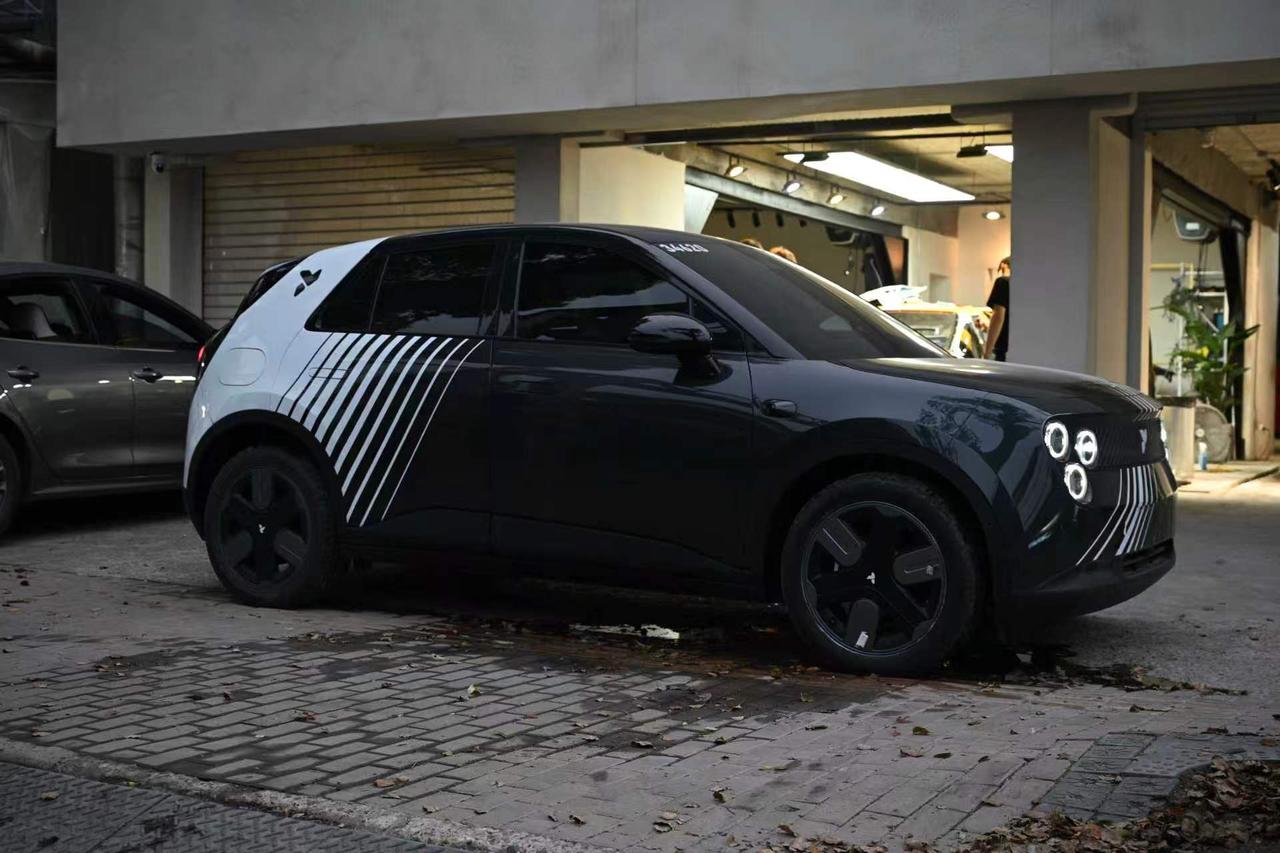 我们即将把这台萤火虫改装成在北京车展上亮相的展车，现在车子已经到了店里，准备开始